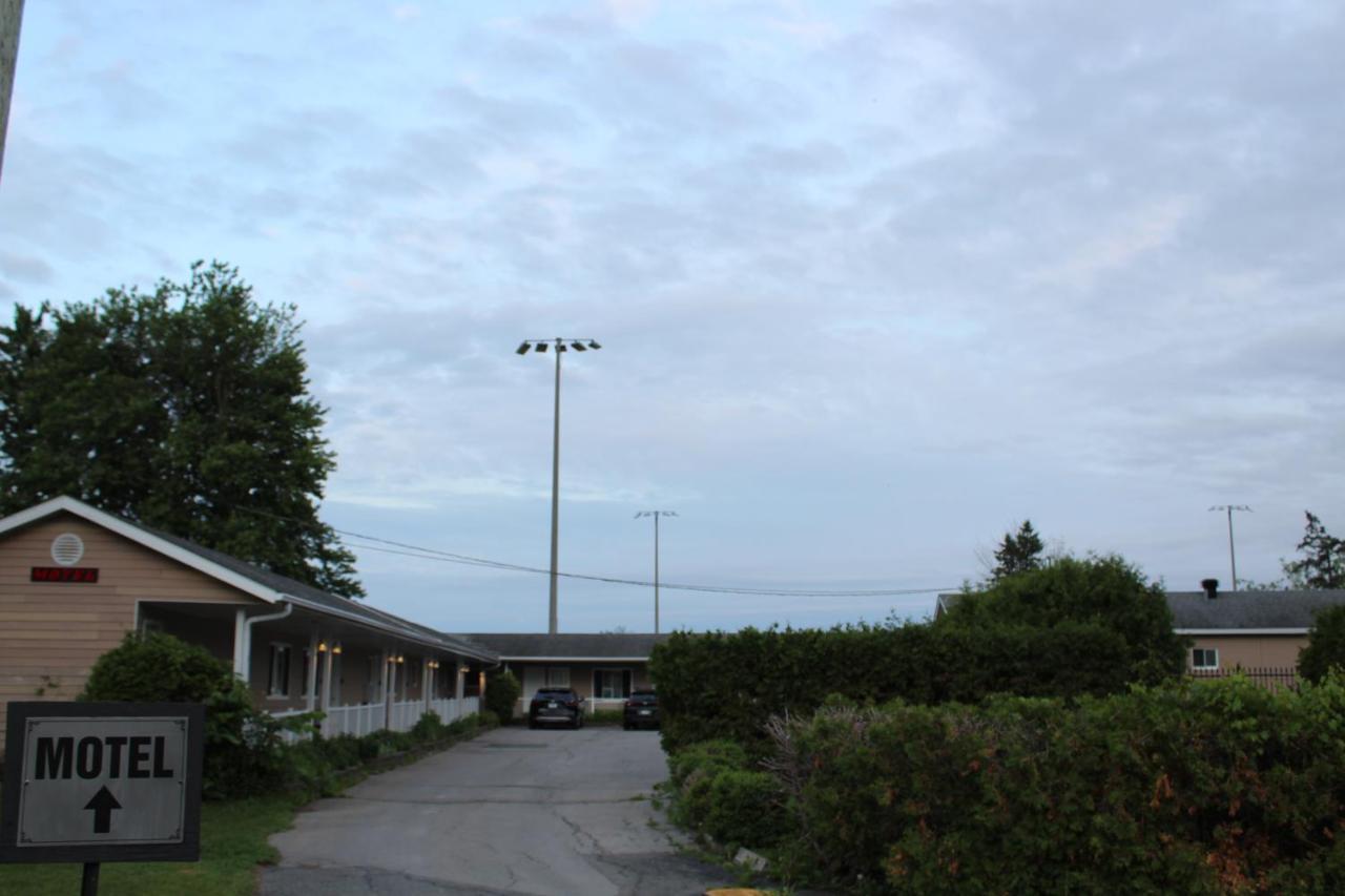 Le Marigot Hotel Vaudreuil-Dorion Eksteriør billede